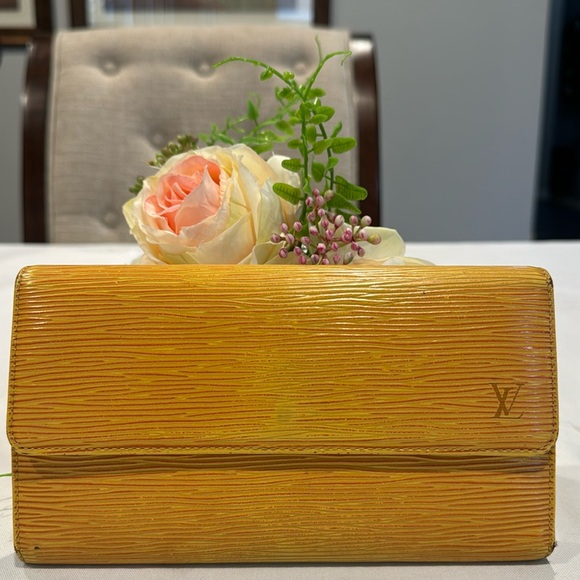 Authentic Louis Vuitton Epi trifold wallet - Picture 2 of 11